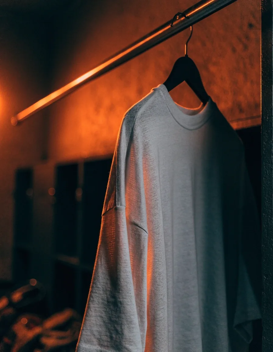 T-shirt technique respirant sans marque suspendu à un rail
