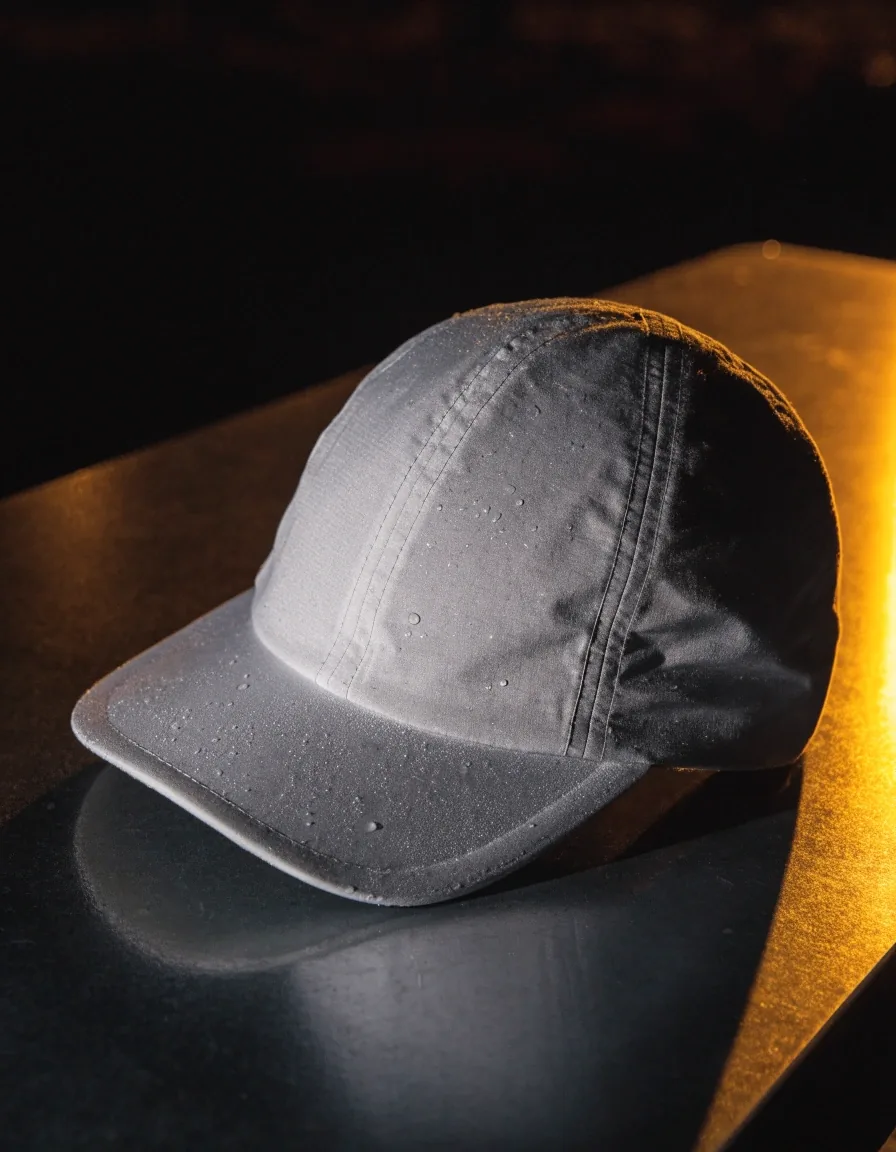 Casquette de running vue de trois quarts sur une surface mate