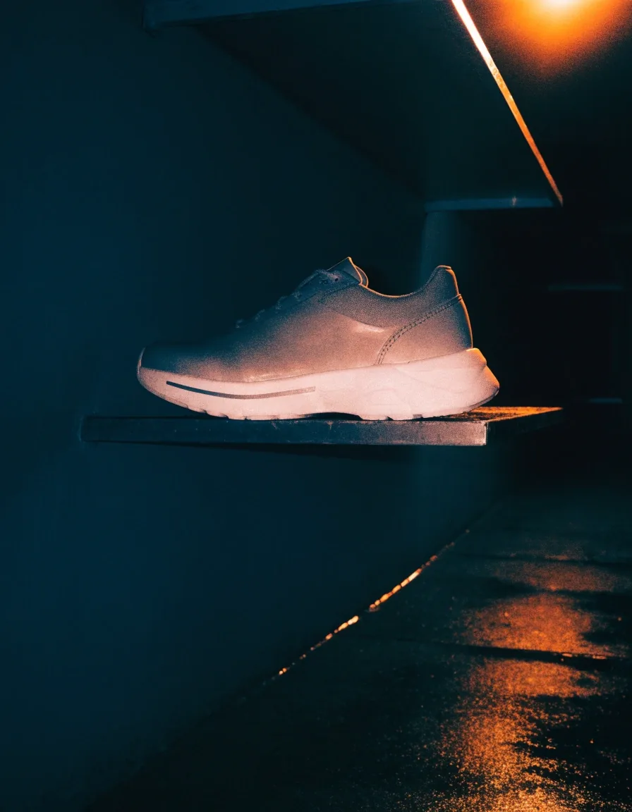 Chaussures de running amortissantes de profil sur une étagère murale