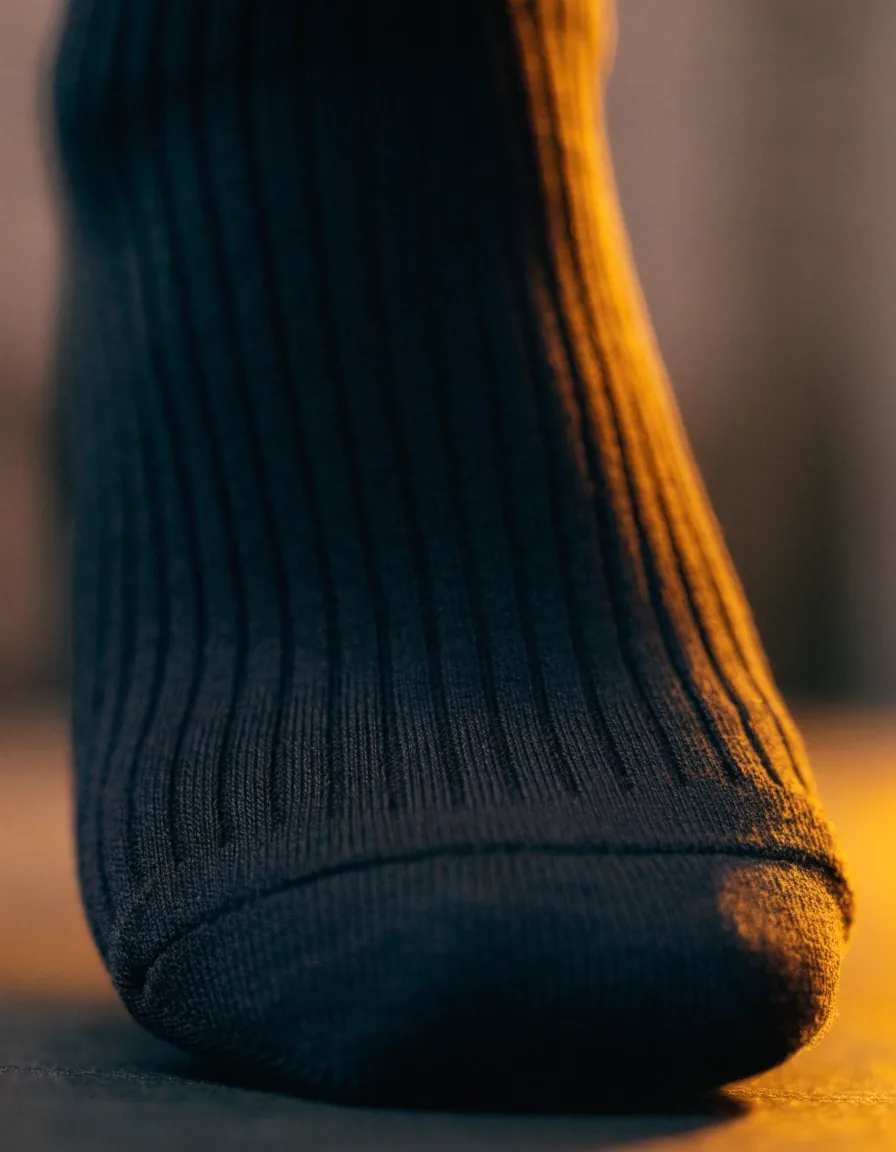Détail macro du bord côte et de la couture plate d'une chaussette technique