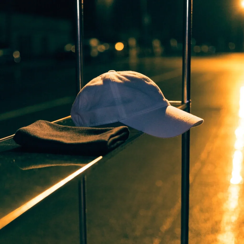 Casquette de running légère posée sur une étagère