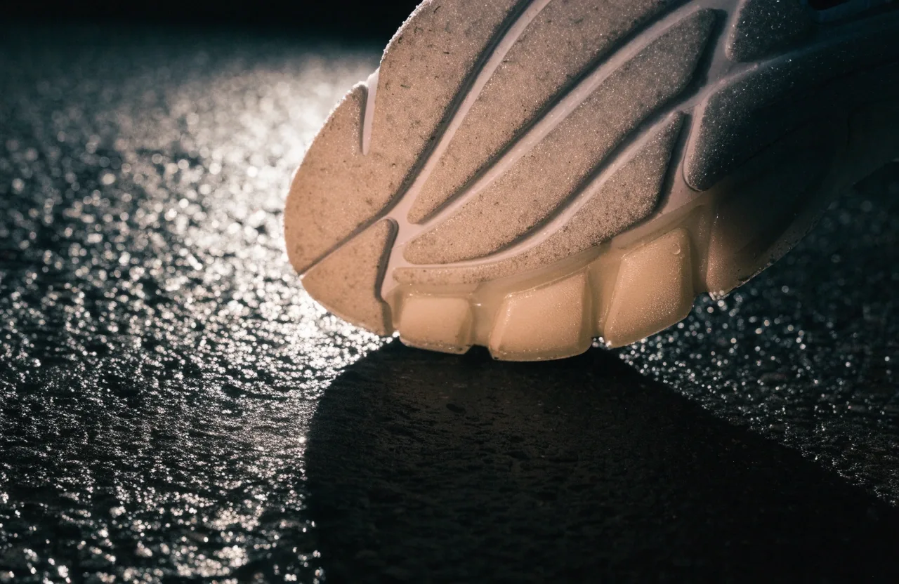 Gros plan sur la semelle épaisse amortissante d'une chaussure de running