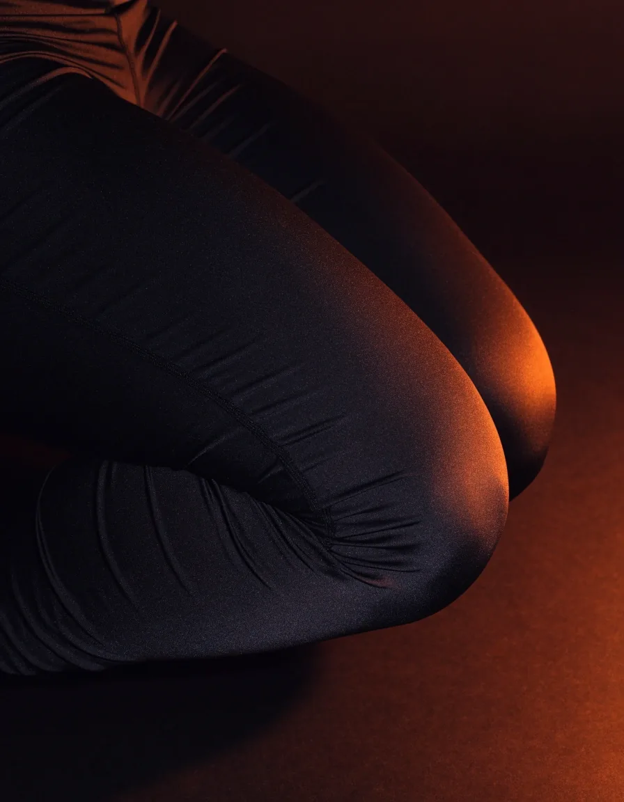 Legging de sport sculptant plié sur une surface sombre