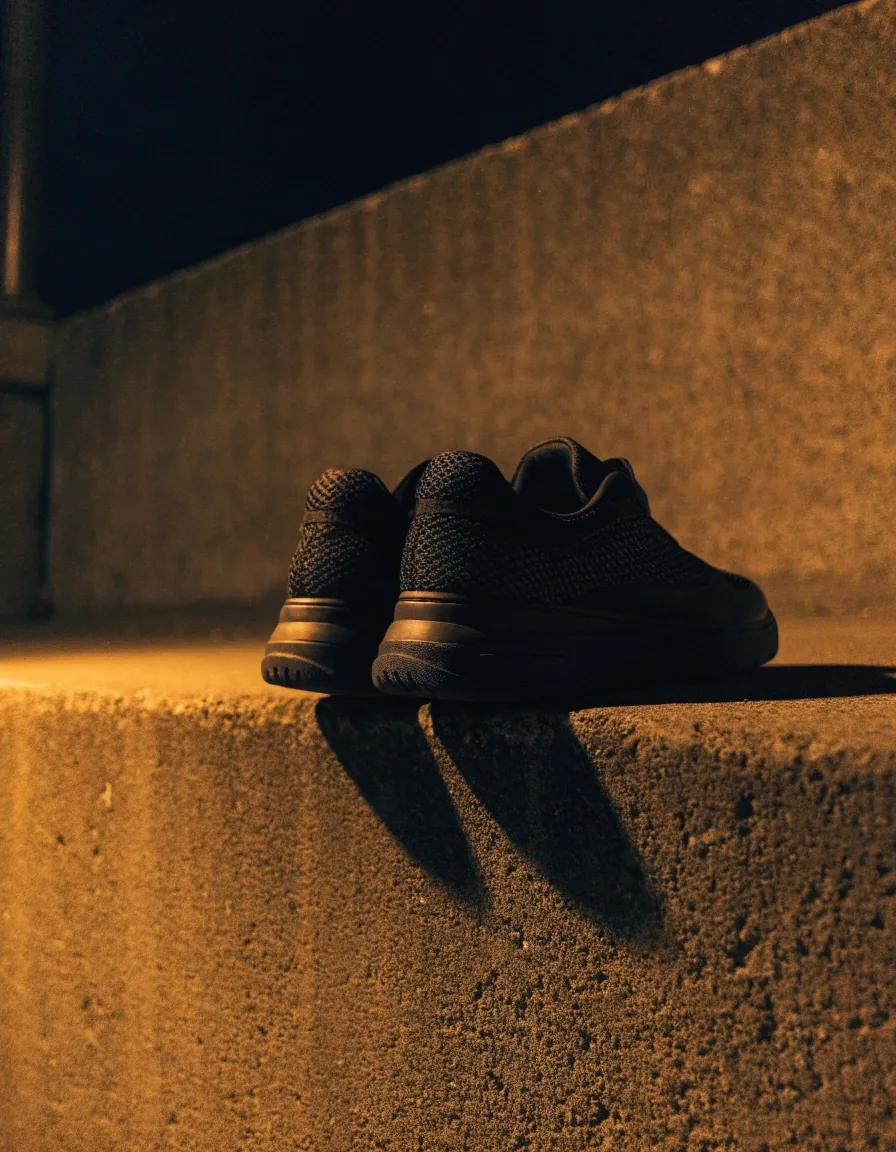 Détail rapproché de la semelle et de la tige en maille d’une sneaker basse, éclairage rasant